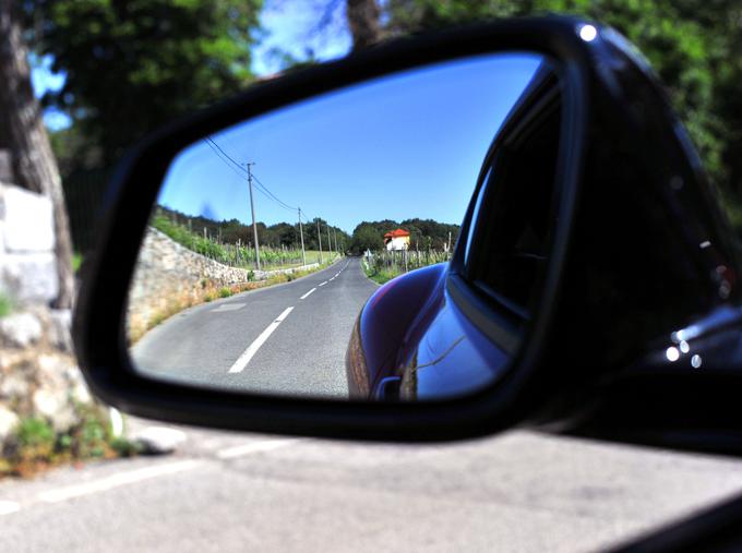 Tak pogled ima voznik skozi vzvratno ogledalo supre. | Foto: Gregor Pavšič