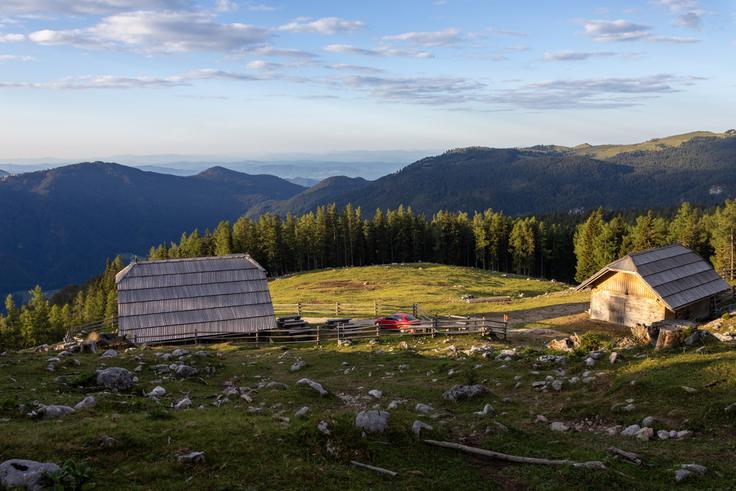 Planina Podvežak, kjer lahko na sestopu dobimo kislo mleko. Desno v ozadju je Velika planina. | Foto: Matej Podgoršek