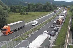 Zaradi gorečega tovornega vozila zaprta primorska avtocesta