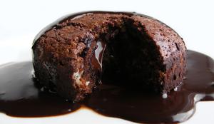 Tortica lava: čokoladna pregreha s tekočo sredico