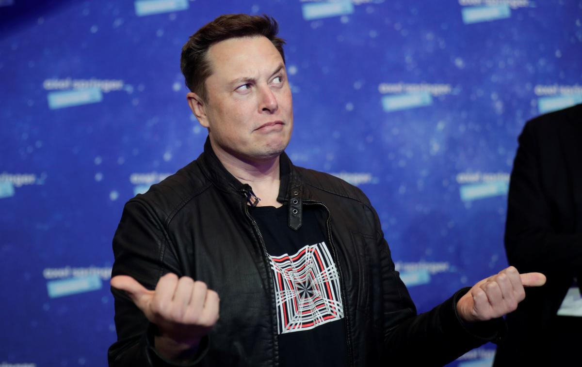 Elon Musk | Elon Musk je novembra lani tudi sam prebolel covid-19, bolezen je opisal kot prehlad. Zaradi tega je sicer zamudil novembrsko izstrelitev rakete s človeško posadko, ogledati si jo je moral od doma. Tudi takrat sicer ni šlo brez kontroverznosti, saj je Musk glasno dvomil o zanesljivosti testov za ugotavljanje okužbe z novim koronavirusom. | Foto Reuters