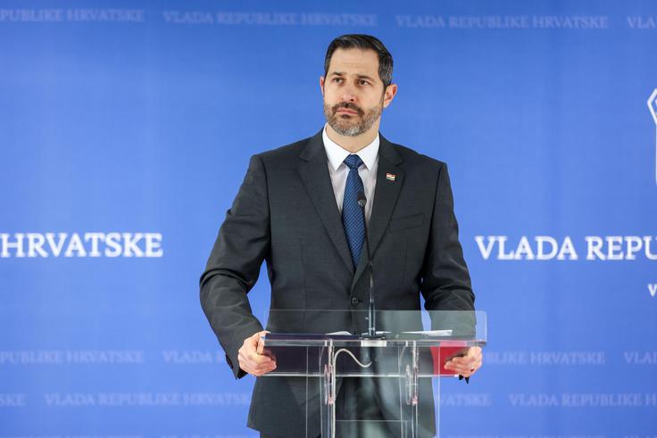 "Realno je pričakovati, da se bodo letos bolj kot prej odločitve o potovanjih sprejemale v zadnjem trenutku – večina gostov se bo odločala teden ali dva pred potovanjem," je ocenil hrvaški minister za turizem Tonči Glavina (na fotografiji). | Foto: Igor Kralj/Pixsell