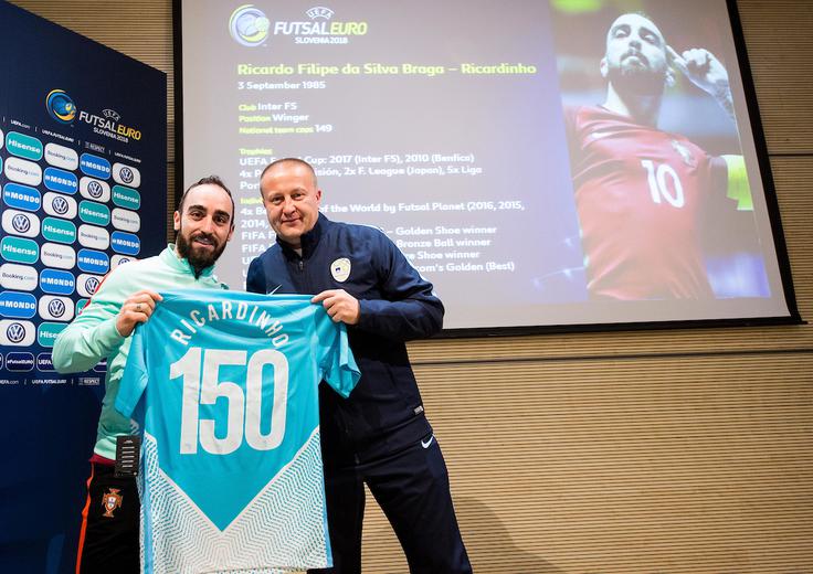 Majica s simbolno številko 150, ki jo je dobil pred jubilejno tekmo proti Sloveniji. | Foto: Vid Ponikvar