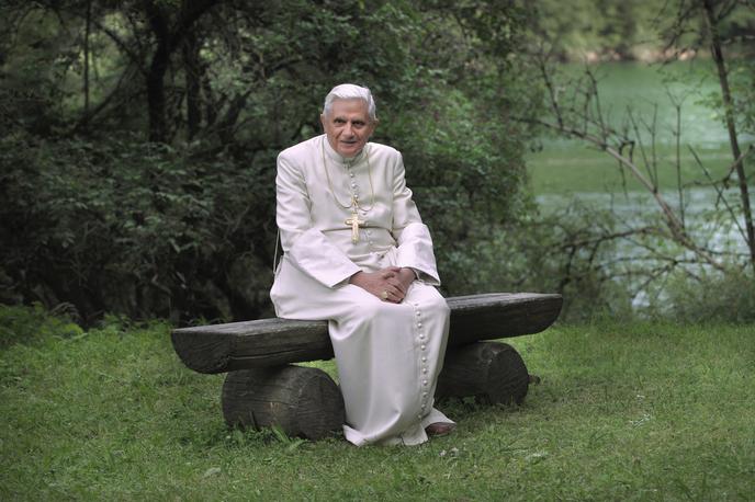 papež benedikt | Novomeški škof in predsednik Slovenske škofovske konference Andrej Saje je ob smrti zaslužnega papeža Benedikta XVI. zapisal, da je ta svojo vlogo učitelja in pastirja opravil izvrstno. Opozoril je tudi na naklonjenost, s katero je spremljal Katoliško cerkev v Sloveniji. Škofje slovenske katoličane vabijo, da se pokojnega papeža spomnijo v molitvi. | Foto Guliverimage