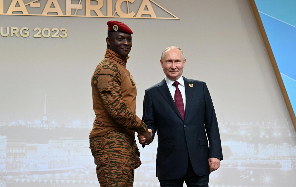 Putin in Ibrahim Traore | Komaj 35-letni predsednik afriške države Ibrahim Traore, ki je na oblast pred dobrim letom prišel z državnim udarom, se z ruskim predsednikom Vladimirjem Putinom o gradnji jedrske elektrarne dogovarja od julija. | Foto Reuters