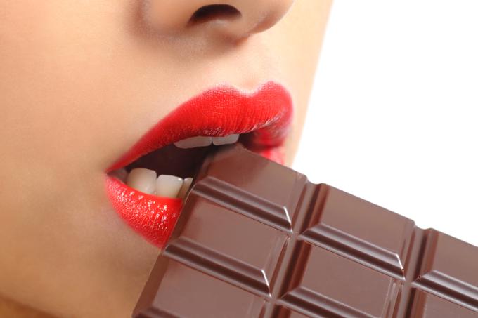 Med prigrizki, ki delujejo protistresno, je tudi temna čokolada. | Foto: Thinkstock
