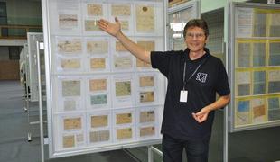 Znamka s podobo Hitlerja, ki jo je prikril napis Slovenija