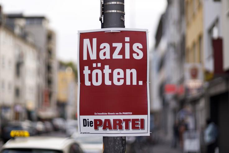 Nemška satirična stranka s preprostim imenom Stranka že od leta 2019 po nemških mestih obeša plakate z napisom "Nazis töten.". Kot trdijo v stranki, z njimi opozarjajo na dejstvo, da so nacisti pobili na milijone ljudi. | Foto: Guliverimage/Vladimir Fedorenko