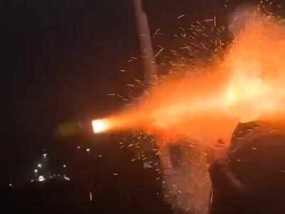 Saj ni res, pa je: mladenič iz ust izstrelil raketo #video