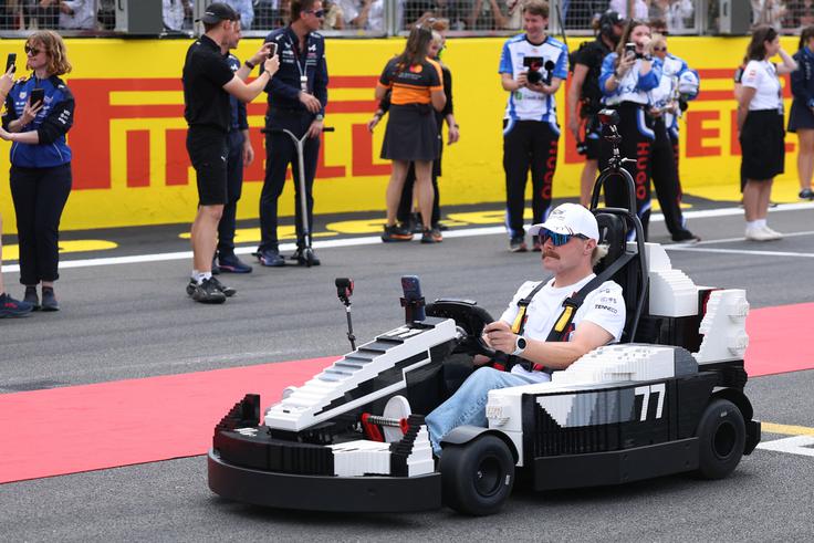 Valtteri Bottas je bil med tistimi, ki so se veseli mini dirke z lego dirkalniki. | Foto: Reuters