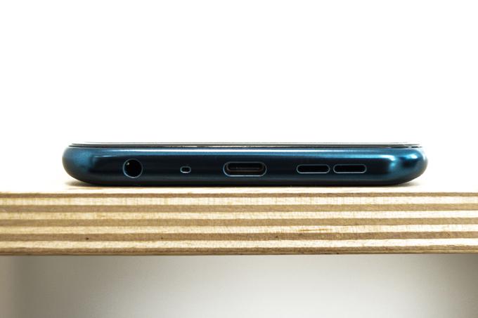 Na spodnji strani pametnega telefona Nokia X20 bo nedaleč od vmesnika USB-C uporabnike analognih slušalk razveselil analogni 3,5-milimetrski vhod za slušalke. | Foto: Ana Kovač