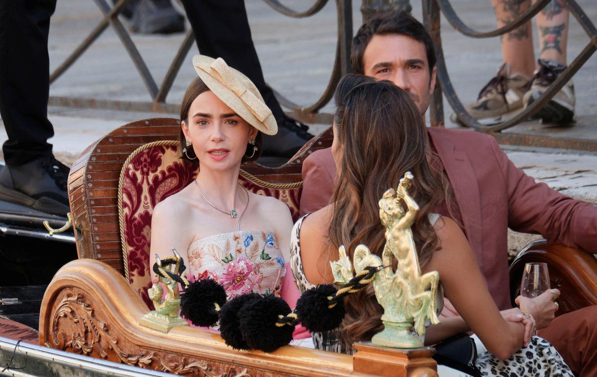 Emily in Paris | Zaenkrat ni znano, za koliko časa bodo snemanje serije Emily in Paris prekinili, a premor nejbrž ne bo trajal dolgo, saj morajo epizode v Benetkah posneti pred skorajšnjim začetkom filmskega festivala. | Foto Gulliverimage
