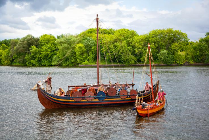 Ime Rusi je bilo najprej eksonim (ime, ki ga določenemu ljudstvu oziroma etnični skupini nadenejo tujci) za skandinavske Vikinge, ki so v 8. stoletju prišli na območje današnje Rusije in Ukrajine. Šele nekaj stoletij pozneje so ga kot samooznako prevzeli Vzhodni Slovani – najprej na območju današnje severovzhodne Ukrajine v 10./11. stoletju. Na severu in v osrednjih delih današnje Rusije so se tamkajšnji Slovani z imenom Rusi poistovetili od 14. stoletja naprej. Vikingi, znani tudi kot Varjagi, so območju, ki so ga poseljevali Vzhodni Slovani, rekli Gardariki (Dežela gradov oziroma trdnjav). Novogorodu so na primer rekli Holmgardr, območju okoli njega pa Holmgardariki. Kijev je bil v jeziku izvirnih Rusov Könugardr. | Foto: Guliverimage