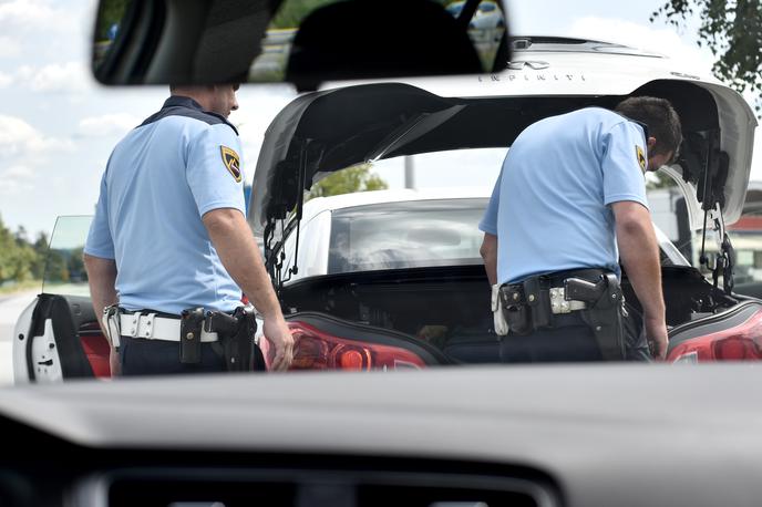 Policijska kontrola | Zoper voznika bodo policisti podali kazensko ovadbo, poleg tega pa vodijo še prekrškovni postopek. | Foto STA