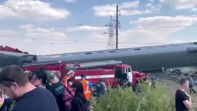 Huda železniška nesreča v Rusiji: dve osebi umrli, najmanj 140 je ranjenih #video