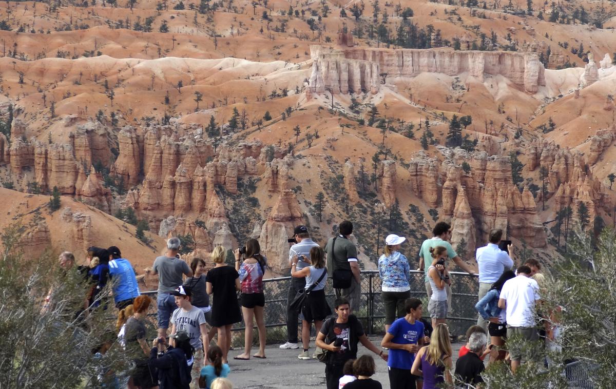 Razgledna ploščad v narodnem parku Bryce Canyon | Mačko so našli ob truplih 45-letnika in 58-letnice, ki naj bi padla z razgledne ploščadi v narodnem parku Bryce Canyon skupaj s hišnim ljubljenčkom. | Foto Reuters