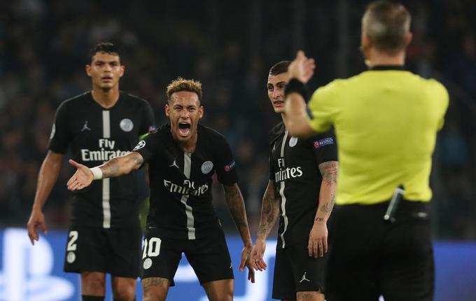 Neymar je opozarjal sodnika, da je živi zid preblizu, a ga Kuipers ni upošteval. | Foto: Reuters