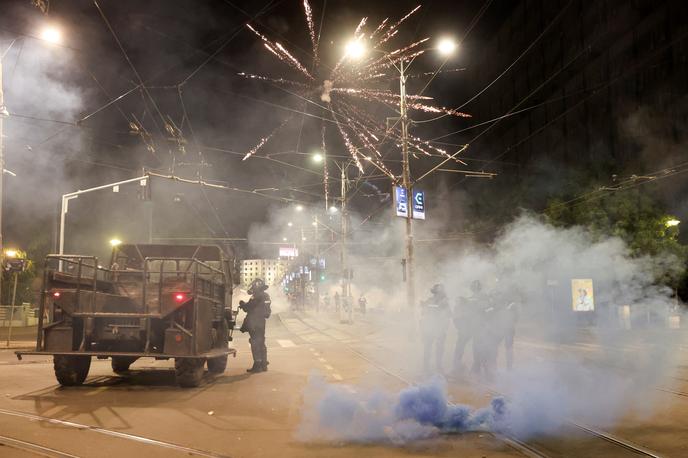 protesti, Beograd | Policija se je, namesto da bi ščitila državljane, spremenila v podaljšano roko Srbske napredne stranke, meni Bojan Pajtić, profesor s pravne fakultete v Novem Sadu. | Foto Reuters