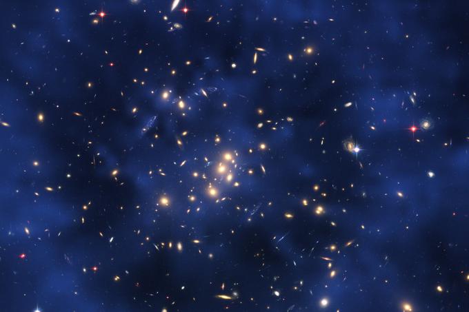 Znano dejstvo je, da ob pogledu na zvezde na nebu pravzaprav gledamo v preteklost, saj svetloba zelo oddaljenih vesoljskih teles potrebuje čas, da pripotuje do nas. S Hubblom so astronomi pogledali več kot 13 milijard let nazaj v preteklost, saj so našli prav toliko svetlobnih let oddaljene primitivne galaksije, ki naj bi nastale le nekaj sto milijonov let po velikem poku. Ta naj bi bil povod za nastanek vesolja, se že dolgo strinja stroka. | Foto: Thomas Hilmes/Wikimedia Commons