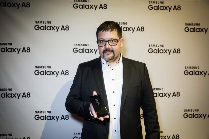 Prodaja pametnega telefona Samsung Galaxy A8 (2018) se bo v Sloveniji začela v petek, 19 januarja, njegova priporočena redna maloprodajna cena pa bo 499 evrov, je napovedal Tomaž Semič iz slovenske podružnice Samsunga. | Foto: Ana Kovač