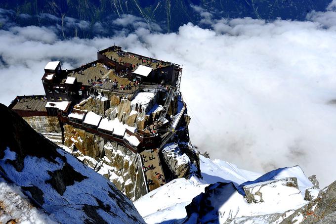 Aiguille du Midi je kraj, ki nikogar ne pusti ravnodušnega. Tudi če niste alpinisti, gorniki, turni smučarji, padalci "base jump" ali podobni adrenalinski zasvojenci, se povzpnite na to orlovsko gnezdo, ki objema vrh drzno oblikovanega granitnega velikana. Ne bo vam žal in verjemite, nikoli ne boste pozabili mešanih občutkov, ki prevevajo dušo, ko "drobna" gondola z vrha Aiguille du Midija zdrsi v skoraj tritisočmetrsko praznino proti Chamonixu. | Foto: Jure Gregorčič