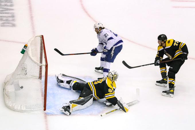 Hokejisti Tampe so s 7:1 odpravili Boston in v seriji na štiri zmage povedli z 2:1. | Foto: Getty Images
