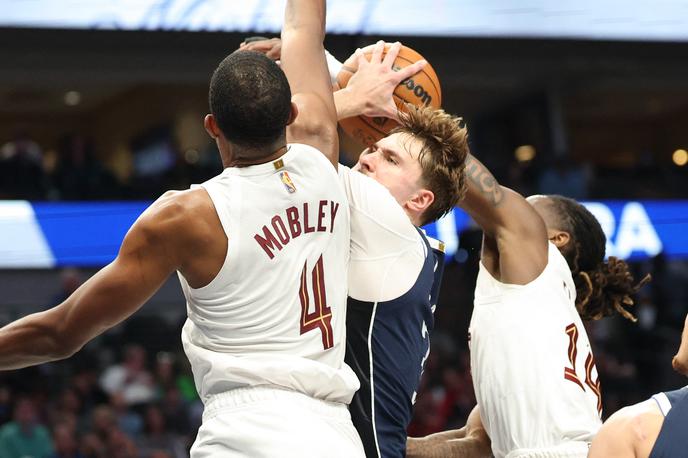 Cooper Flagg Dallas Mavericks Cleveland Cavaliers | Cooper Flagg je dosegel 25 točk, Cavaliersi so ga večji del tekme tesno pokrivali. | Foto Reuters