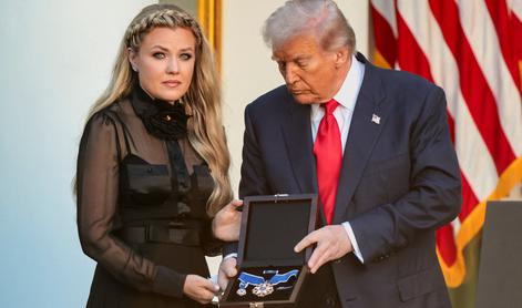 Trump Kirku podelil posmrtno predsedniško medaljo svobode