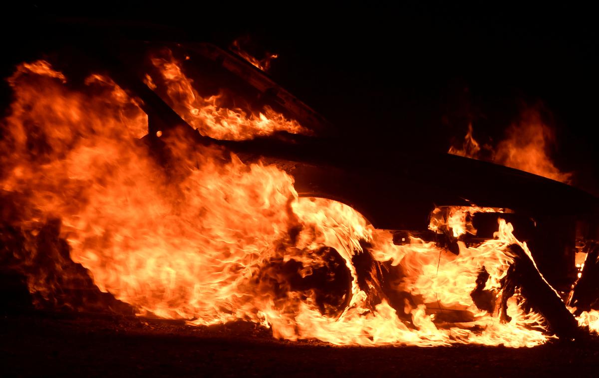 avto ogenj | Policiste so o požaru obvestili nekaj pred 10. uro. | Foto Reuters