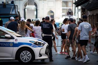 Na sestanku stanovalcev ubil in ranil več ljudi