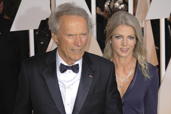 Clint Eastwood in Christina Sandera leta 2015 na podelitvi nagrad oskar | Foto: Guliverimage