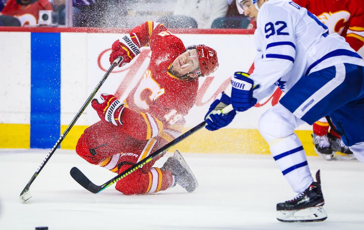 Toronto Calgary | Matthewu Tkachuku je s Calgaryjem nepričakovano spodrsnilo na domačem ledu. | Foto Reuters