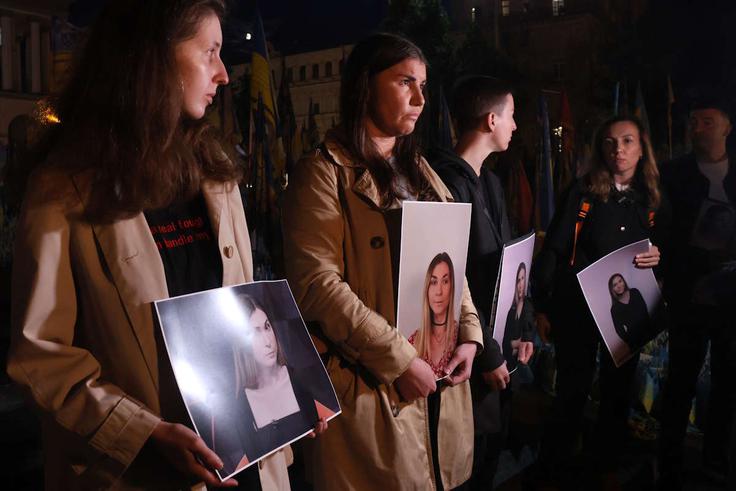 Nekdanja sojetnica iz zapora Taganrog, skupaj sta bili zaprti v centru za pridržanje 2, je preiskovalcem po navedbah ukrajinskih medijev povedala, da je imela Viktorija Roščina vidne brazgotine na rokah in nogah, vbodne rane in da so jo mučili z električnimi sunki. "Povedala mi je, da so jo mučili z elektriko in da je njeno telo postalo popolnoma modro," je dejala. "Sčasoma je zaradi gladovne stavke tako oslabela, da je tehtala le še približno 30 kilogramov. Pomagati sem ji morala, da se je usedla – glave ni mogla več dvigniti z blazine." | Foto: Guliverimage
