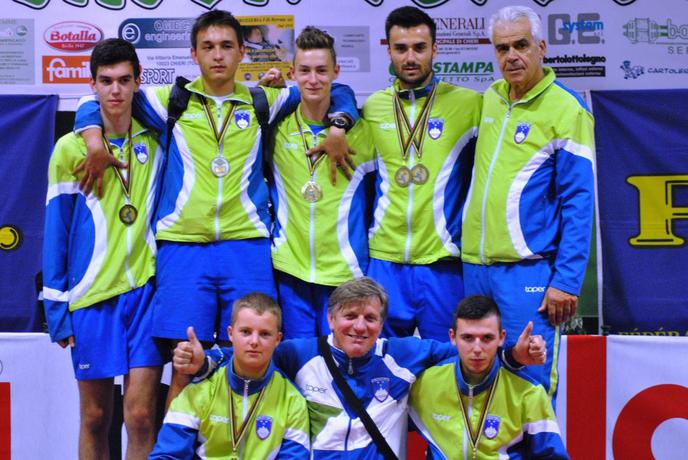 S petimi kolajnami polna košarica
