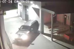 Sprehodil se je po gasilskem domu in ukradel avtomobil. Ste ga videli? #video