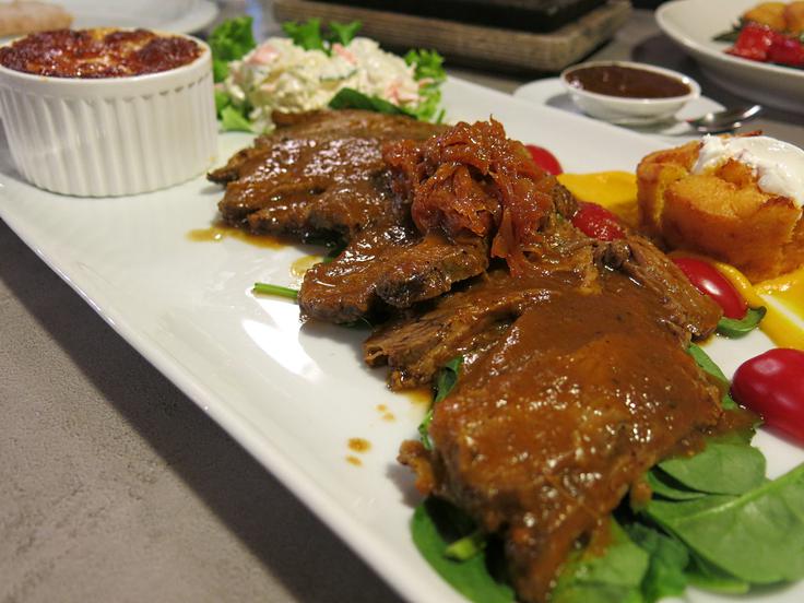 BBQ goveji brisket z gratiniranim fižolom, "coleslaw" solato in koruznim mafinom | Foto: Miha First