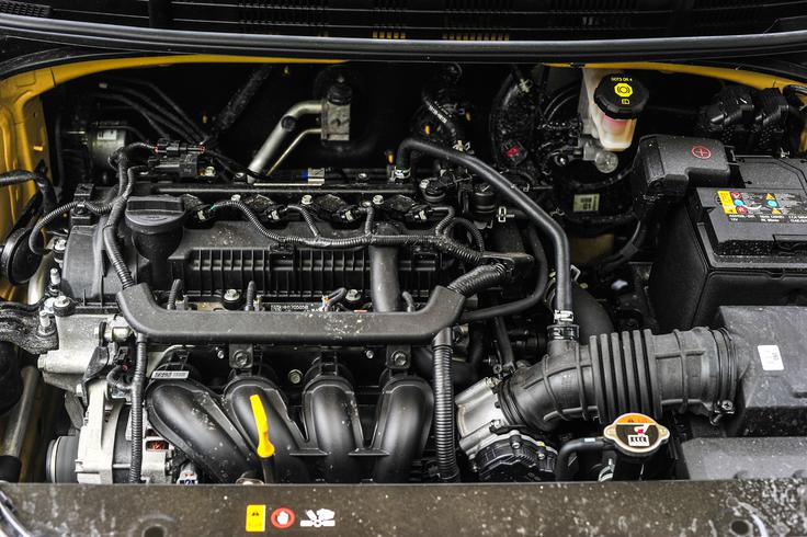 1,2-litrski atmosferski bencinski motor je primeren za umirjene voznike, ki večino časa vozijo po regionalkah in mestu. | Foto: Gašper Pirman