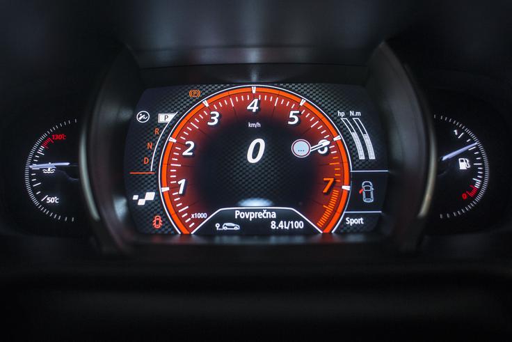 Takle merilnik si izbere športni voznik, ki med vožnjo spremlja vrtljaje motorja in digitalni izpis hitrosti, ta je sicer prikazana tudi na zaslonu head-up. | Foto: Matej Leskovšek