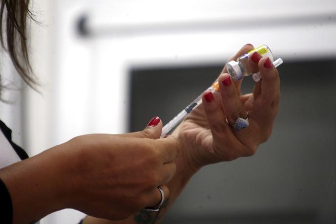Injekcija | En odmerek zdravila Zolgensma, ki bi lahko popolnoma ustavil razvoj bolezni pri 19-mesečnem Krisu, stane okoli dva milijona evrov in je najdražje zdravilo na svetu. (Slika je simbolična.)  | Foto Reuters