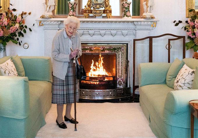 Kraljica Elizabeta II. je še v torek na dvorcu Balmoral na Škotskem najprej sprejela nekdanjega premierja Borisa Johnsona, ki jo je obvestil o svojem odstopu. Zatem je sprejela še Liz Truss, ki je postala nova premierka. V 70 letih vladanja kraljice se je tako zvrstilo kar petnajst premierjev. | Foto: Reuters