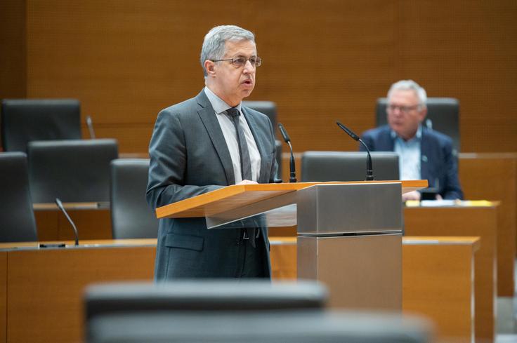 Zakaj vlada ne ublaži višjih stroškov omrežnine pri elektriki tudi za november in december lani, je premierja vprašal Janez Žakelj (NSi). | Foto: STA