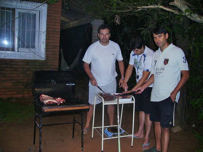 Asado (meso na žaru) s prijatelji - tipičen nedeljski "šport" v Paragvaju. | Foto: Osebni arhiv