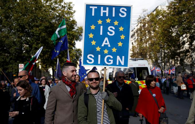 Medtem ko poslanska zbornica razpravlja o novem dogovoru o izstopu Združenega kraljestva iz EU, se je v središču Londona začelo zbirati na tisoče zagovornikov drugega referenduma o brexitu. | Foto: Reuters
