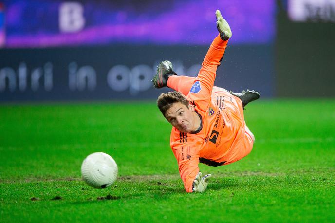 Ažbe Jug | Prvi vratar NK Maribor Ažbe Jug bo zaradi poškodbe najmanj štiri mesece odsoten z zelenic.  | Foto Vid Ponikvar