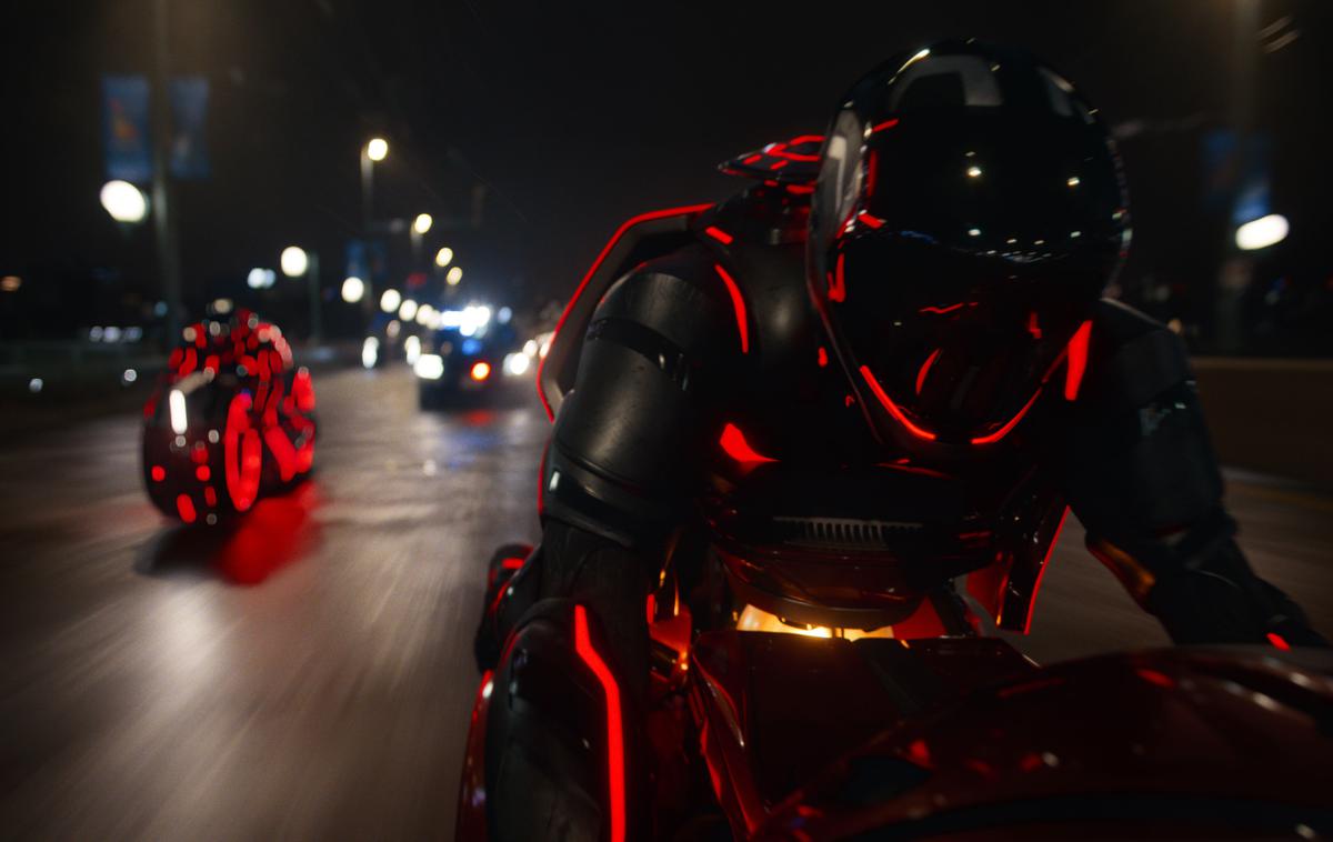Tron Ares | Tron: Ares si predstavlja, kako bi digitalni motorji izgledali v našem svetu. Torej enako kot v prejšnjem filmu. Ampak, videti je kul. | Foto Blitz Film & Video Distribution