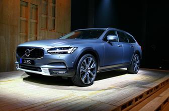 Volvo V90 cross country: zaokrožena paleta devetdesetic