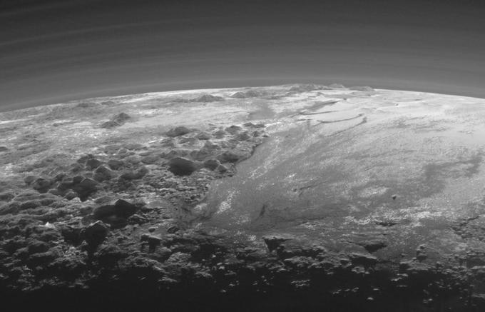 Fotografija je le del dokumentiranega osupljivega bližnjega srečanja Plutona in sonde New Horizons. Kliknite jo za ogled celotnega prizora. | Foto: Thomas Hilmes/Wikimedia Commons