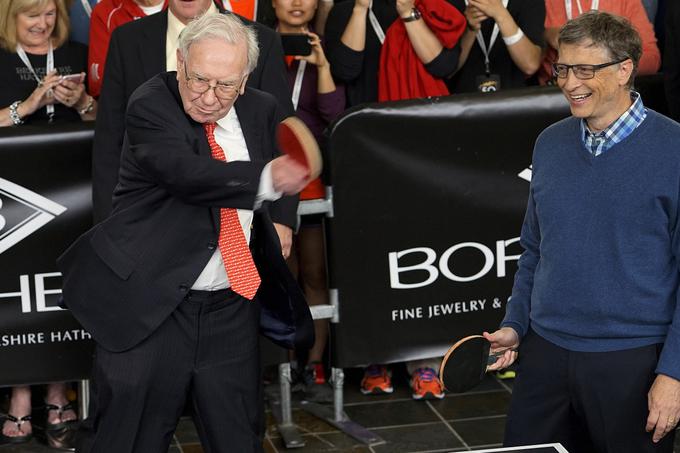 Warren Buffett (levo) ima rekord za največjo dobrodelno donacijo v zgodovini. Leta 2006 je dobrodelni organizaciji Billa (desno) in Melinde Gates obljubil za več kot 30 milijard evrov (ob upoštevanju inflacije) delnic svoje holdinške družbe Bershire Hathaway.  | Foto: Reuters