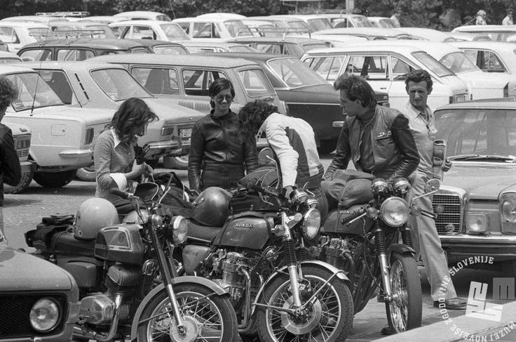 Parkirišča so bila videti popolnoma drugače kot danes in že takrat so bili zelo priljubljeni motorji. (Foto: Nace Bizilj, hrani: Muzej novejše zgodovine Slovenije.) | Foto: Muzej novejše zgodovine Slovenije