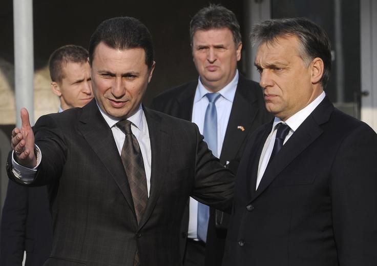 Viktor Orban je spletel tesne vezi z makedonsko stranko VMRO-DPMNE in ji pomagal pri ohranjanju ali prevzemu oblasti. Tudi s pomočjo denarja. Na fotografiji iz leta 2013 ga vidimo skupaj s takratnim makedonskim premierjem Nikolo Gruevskim. Ta je bil leta 2018 obsojen na dve leti zapora, nato pa je v organizaciji madžarske države pobegnil na Madžarsko, kjer je dobil politični azil.  | Foto: Guliverimage